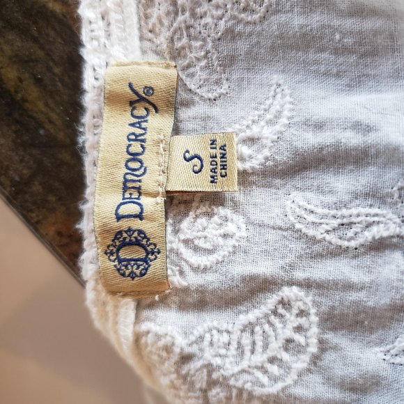 Democracy Brand Sleeveless Shirt with Handkerchief Hem Size Small - Picture 4 of 5